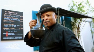 Heute begibt sich die Gastronomenriege auf eine kulinarische Reise nach Äthiopien. Im Stadtzentrum Ulms begrüßt Charles die Kollegen in seinem kleinen Lokal "Abyssinia", in dem er zusammen mit seiner Frau landestypische Speisen anbietet. Mit exotischen Gerichten will sich der stets gut gelaunte Charles den Platz auf dem Siegertreppchen sichern. Kann er die Mitstreiter:innen geschmacklich überzeugen?🤨 #MeinLokalDeinLokal #Clip | Mein Lokal, Dein Lokal