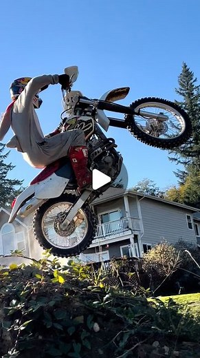 Carson Brown on Instagram: "My buddy @taylor_alexander101 was over here with his mint 1999 XR400. So of course I asked if I could lug this beast around 🤠 This thing ripped, it would be awesome to shred one in the woods! If Honda made the XR400 again, would you go get one? @redbullmotorsports @redbull @motosportinc @rdrco.inc @bbrmotorsports 🎥: @reedstever @taylor_alexander101 #1999 #XR400 #honda"