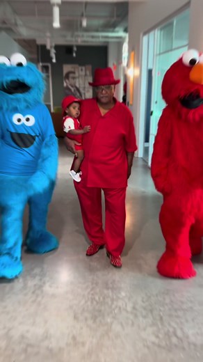 Im proud of many things in life, but nothing beats being your grandpa! 💯 Happy 1st birthday to my grandson! 💙 @NyyaBoss Characters were great!👏🏽 #suits #grandpa #menstyle #qsparks62 #idontownrightstothismusic #mensfashionwear#happybirthday#fypp #sesamestreet#elmo #cookie