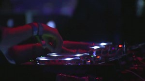 Here's a clip of Erol Alkan at last years Sonar. Anyone who has ever caught one of his an all night long sets will know this Sunday session is unmissable. Running low on £5 tickets: bit.ly/ErolAlkan-02Apr 🎥 Sónar Festival | Phonox