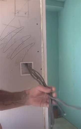 This plasterer fills in all the electrical boxes and cuts all the wires because his brother, the electrician, has left the wires far too long. It’s a classic clash between plasterers and electrician! Sparks want cables left hanging, spreads want a clean wall. These two brothers are no different always winding each other up on site, one leaving the mess and the other covering it up. The banter never stops, and neither does the battle! 🤣🤣 #plastering #plasterers #plasterer #plasteringlife #Elect