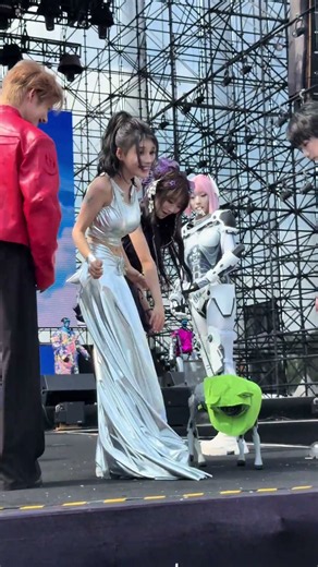 裙子踩到啦！#浅浅princess #课堂随拍 #臀控 #浅浅princess路人视角 #成都欢乐谷夏浪狂欢节