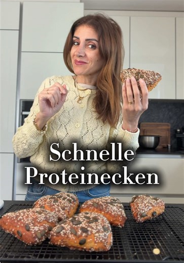 Ohne Gehzeit, ohne Stress aber voller Protein Diese proteinreichen Ecken sind ein absoluter Gamechanger! Kein Warten, keine Gehzeit, kein Schnickschnack, einfach alle Zutaten 1 Minute mixen, in Form bringen und ab in den Ofen: außen leicht knusprig innen super soft richtig sättigend & voller Protein Perfekt als Frühstück, Snack für zwischendurch oder auch für unterwegs, und das Beste: für Groß & Klein geeignet Einfacher geht’s wirklich nicht! Speicher dir das Rezept ab, damit du es nicht verlier