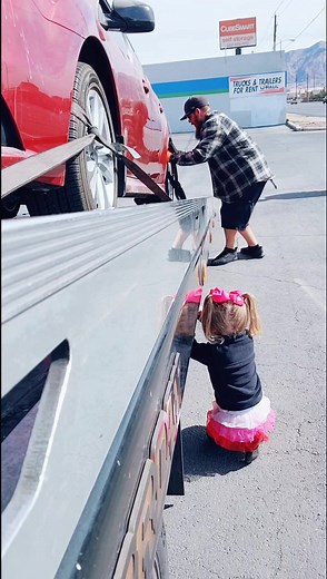 Tough times don't last, Tough teams do 👨‍👧 #towtruckstories #tootscoot #towopjr #fyp #towsnbows #teamwork #towing