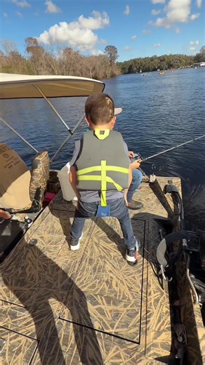 Who do you think caught the most fish based off of their dance moves on the boat? #dancebattle #fishtok #hilarious