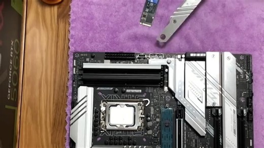 安装固态硬盘。#电脑装机 #diy电脑 #组装电脑 #固态硬盘#西部数据sn5000