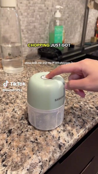 169 pesos for this very convenient mini chopper?! count me in. perfect to for outings and kahit sa bahay lang lalo na if you have a lot to chop! affordable na, pwede pa as a mini grinder ng meat nuts onions garlic and more! #cooking #samono #chopper #minichopper #chopping