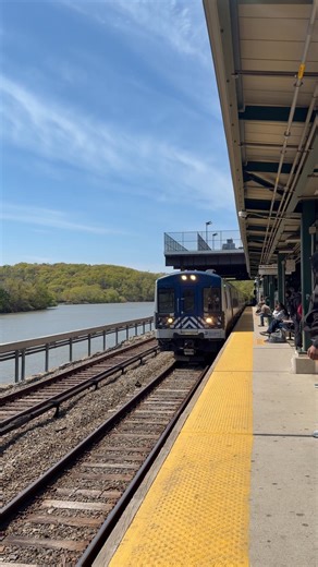 MTA Metro-North: M7A Hudson Line Train to Grand Central arriving at Marble Hill
