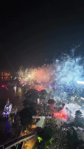 WELCOME 2026 DARI SAMARINDA😍thankyou di 2025🥹tahun depan kita jadwalkan lagi ke TERAS SAMARINDA🤩view kali ini cakep banget langit SAMARINDA yang sedang di selimutin kabut dan firework Dari TERAS SAMARINDA! Credit : Ig/@mas_ayuba Follow Instagram @team_drone_samarinda #samarinda #kalimantantimur