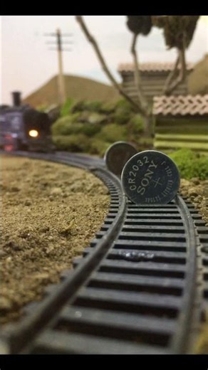 TRAIN VS COMS BATTERY 👽👽 🚂