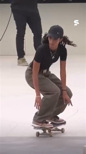 UM ANO INTEIRO DE BRILHO E UM FINAL PERFEITO 🏆🛹✨ A temporada da Rayssa na SLS foi simplesmente absurda. Etapa após etapa, ela manteve o nível lá no alto, empilhou apresentações sólidas, venceu quando precisava e mostrou uma consistência que poucas atletas no mundo conseguem ter. E toda essa caminhada ganhou o desfecho ideal: título no Super Crown e mais um capítulo histórico na carreira da Fadinha. 👑💛 *Contém legenda automática #SLSnoSportv #RayssaLeal #Fadinha #SK8 #Skate | sportv