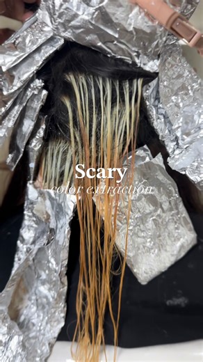 Simón Cisneros | Balayage Expert on Instagram: "Scary color extraction!! I love doing strand tests so I can achieve a satisfactory result for both my client and myself. On this occasion, I didn’t do one and trusted the process too much. Without a doubt, I won’t make that mistake again. Me encanta hacer prueba de mecha para poder así lograr un resultado satisfactorio para mi y mi clienta. En esta ocasión no lograr hice me confié! Pero sin duda ya no lo haré. #balayage #babyhighlights #balayageomb