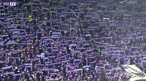 Happy Birthday. Stef! 🎂 Spiele mit Aue ohne die Lieder vom Gerlach Stef, undenkbar! Heute feiert er seinen 75. Geburtstag und wir gratulieren von ganzem Herzen. 💜⚒ „Zwei gekreuzte Hämmer und ein großes W, das ist Wismut Aue, uns´re BSG, ja Wismut Aue, unser FCE. Wir kommen aus der Tiefe, wir kommen aus dem Schacht, Wismut Aue, die neue Fußballmacht.“ Wenn die Fans mit dem von 𝐒𝐭𝐞𝐟𝐚𝐧 𝐆𝐞𝐫𝐥𝐚𝐜𝐡 zur Hymne vertonten Schlachtruf vor dem Spiel ihrer Vergangenheit als Bergarbeiterverein hu