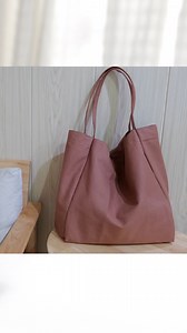 DIY Simple Tote Bag. ► Link to full tutorial with measurement detail : https://www.facebook.com/aepooimcrafts/videos/626646808400289 #sewingprojects #sewingforbeginners #makingbag #totebag #diytotebag #sewingbags #diy #bagtutorial | Ae PooiM