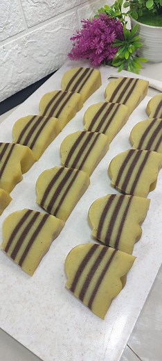 2.5M views · 27K reactions | Kalau punya pisang kematengan jangan melulu di bikin bolu bun... Bahan bahan 3 buah pisang kematengan 10 sdm terigu (100 gram) 10 sdm tepung beras (100 gram) 6 sdm gula pasir (100 gram) Sejumput vanili Sejumput garam 1 butir telur 250 ml santan(dari 1 santan instan 65 ml di tambah air) 50 gram margarin Pasta kuning dan coklat #olahanpisang #kuelapis #imahmuslimah #resepmudah #satutelur #beranda #semuaorang #viral #fyp | Imah muslimah | Facebook