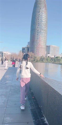 Enjoying the day#barcelona#glories#park#play#jugar#agua#pasarela#piscina#cute#lindo#walk#torres#lol