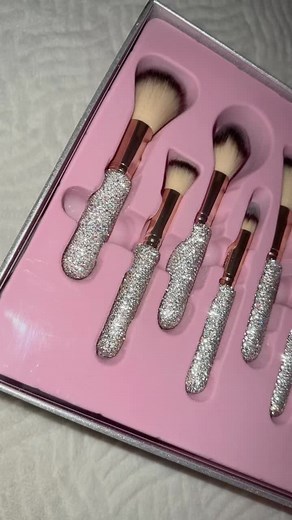 GLITZ & GLAM Brush Set - A Must-Have!