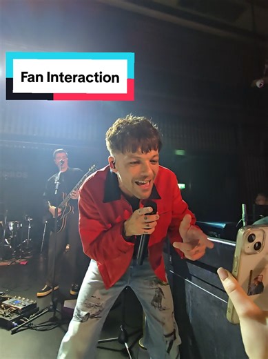 Louis interacts with fan from home during Silver Tongues at ONO, London @Banquet Records @Louis Tomlinson #LouisTomlinson #HowDidIGetHere #OneNightOnly