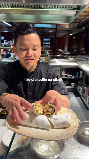 🥢🥑Ano, víme, že léto už je dávno pryč a v ulicích potkáváte vánoční světýlka, i tak ale musíme poslední Kevinův recept (který jsme si schovávali až na léto) uveřejnit, aby naše série nejjednodušších a nejlepších vietnamských receptů na doma byla úplná. ☀️ Pokud si tedy chcete uprostřed podzimu připomenout léto i naši restauraci, tak si doma zabalte těchto pár pikantních wrapů. ☀️ Všechny recepty najdete zde 👉https://www.siarestaurant.cz/recepty/. ❓Kolik jste jich vyzkoušeli? ❓Který byl nejlep