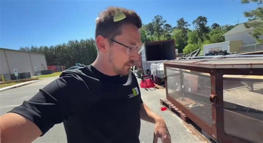 El grupo de YouTubers Syndicate encontró más de 10.000 dólares en monedas de un centavo tiradas en un montón de basura en las instalaciones de producción de MrBeast 😭
