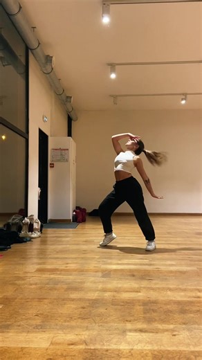 Chorégraphe: @Lilizz 📍 : @Motion_lab_studio #river#dance#dancer#foryou#toulouse#france#street#commercial#glam