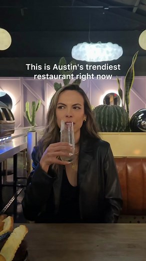 New Austin restaurant Space Cowboy is now open on East 7th street serving unique tapas and globally inspired cuisine — all delivered by little robot “spaceships” right to your table 🤖🛸✨ I will admit with a theme as big & flashy as this, I was not sure what to expect, but I was pleasantly surprised 👀 Everything is made from scratch and in-house, and this spot is completely local to Austin. The food was light and tasty with some unique flavors — my faves were the short rib, shishito peppers(!!)