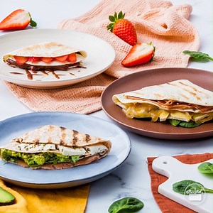 😋 Te dejamos unas cuantas ideas para rellenar tus tortillas de trigo. Tenemos 3 tipos diferentes para que puedas elegir: Tortillas de trigo, Maxi Tortillas y Tortillas 100% integrales. 🌯 ✅ Espinacas, queso brie, jamón y cebolla caramelizada. 😃 ✅ Crema de cacao y avellanas con coco rallado y fresas 🍓 con unas gotitas de naranja. 👏 ✅ Salmón ahumado con un toque de eneldo, crema de aguacate con cebollino y lima, rúcula y queso fresco con orégano. 🙌 | Mercadona