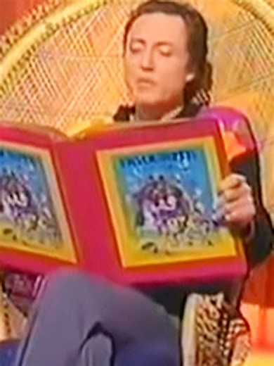 Christopher Walken reads the Three Little Pigs in his unique style on The Jonathan Ross Show The Zoo in 1993..enjoy! #christopherwalken #threelittlepigs #hillarious #archive