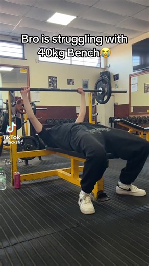 How can you stuggle with 40kg😭🙏 #gym #gymtok #fyp #strength | Bench