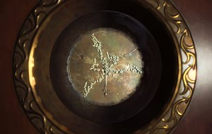 How to easily complete the crystal ball puzzle in Resident Evil 4 Remake?