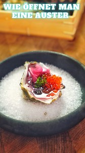 Wie öffnet man Austern? 🦪 Hier kommt die Anleitung zum Öffnen. Außerdem zeige ich euch, wie ihr sie mariniert und mit was ihr sie servieren könnt. Habt ihr Austern schon mal probiert? #oysters #austern #muscheln #brotmitei #shell #tutorial #oyster | Brot mit Ei
