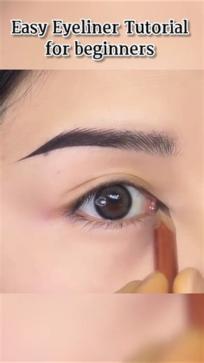 Easy Wing Eyeliner Tutorial 😱#shorts #viral #youtubeshort #hack #youtube #mehndi #fyp #eyeliner#yt