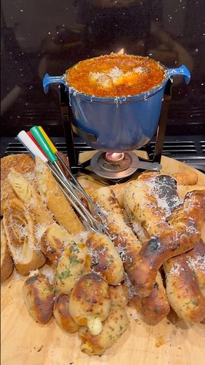 It’s that time of year when you can to sort yourself a cheeky pepperoni pizza fondue for tea 😋