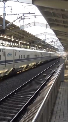 秋の朝の京都駅を出発していく東海道新幹線上りN700系のぞみ