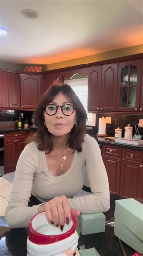 17K views · 3.9K reactions | Here’s a quick easy tutorial anyone can do to bring some festive Christmas cheer into any room or give as a gift! #christmastreedesigner #christmasdecor #tips #tutorials | Deck.your.decor | Facebook