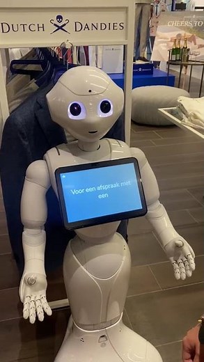 Robot Pepper verwelkomt klanten bij OFM