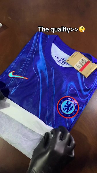Unboxing the New Chelsea Home Kit