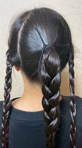 花月（お江戸の月花） on Instagram: "ヘアアレンジの予行練習… マジで‼️3本の三つ編みをするだけで10分以上…😰 飽きる…。 少し高めの位置に結んで… #超ロングヘアー #超ロングヘア #超ロングヘアアレンジ #三つ編み #三つ編みヘア #ヘアアレンジ #ロングヘア #スーパーロングヘア #スーパーロングヘアー"