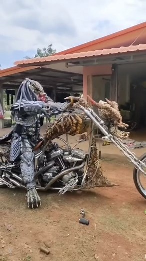DEMONS ROW on Instagram: "#thepredator even #rides #motorcycles 😄 #predatormovie #biker #bikers #bikerlife #bikergram #bikersofinstagram #bikersoul #bikertube #bikerlove #harleydavidson #harleydavison #harleydavidsonmotorcycles #choppermotorcycle"