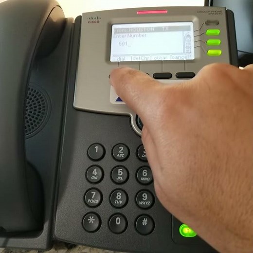 Cómo transferir una llamada a una extension interna