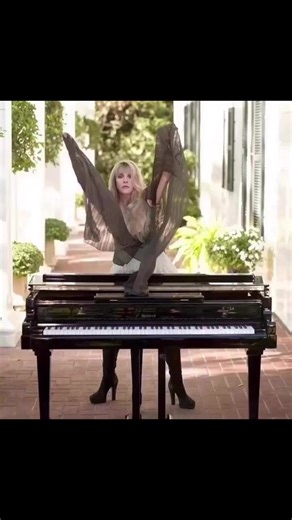 The beautiful #stevienicks.. #fleetwoodmac #planetsoftheuniverse #70’s #80’s #music | Running in the Shadows of Fleetwood Mac