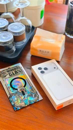 莉虹 on Instagram: "悄悄的给自己买了个圣诞礼物，把旧手机割爱了！！ 🥹 #iphone17promax 大家要是想要买电话 想trade in 那就找 @calvinlau0621 @kathykaiting1998 ！！ 要什么电话他们都有 而且还是现货！！！"