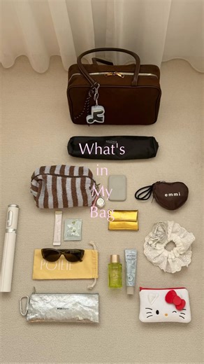 Y u h o on Instagram: "\ 今日の撮影バッグの中身👜🫟🎧🪥/ アイロンとでっかい撮影用の三脚が入るのが ありがたい♡♡😫 そして歯磨き粉はわたしもうこれを知ってから 他のは使えなくなるくらい お気に入りの @ecostore.jp 🪥🫧 家でも出先でもこれ一択🤝 サプリは最近風邪引きそうなときに欠かせない @toonecosmetics のビタミン🍋 これ味がすきすぎてハマり♡(人生で初めて続いてる) あおつぶはまみがくれたから飲んでる🤣 普段は荷物少ないからミニバッグが多めで 撮影とか出張の日バッグがなくて 困っていたところに可愛いの見つけた🎀𓂃𓈒𓏸 #inmybag #whatsinmybag #バッグの中身 #今日のバッグ #プチプラ #shein #シーイン #shein購入品"