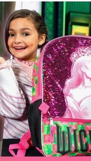 S.Spears- Family Account on Instagram: "“What’s in our bag” 👛💚🩷❤️🫧👑🎀 Young Wicked, babies 🥰So much fun for these girls. #WickedforGood #Wicked #YoungGalinda #ScarlettSpears #memories"