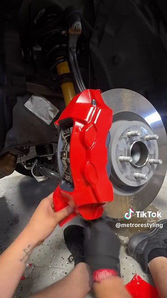 This brake caliper heat resistant vinyl wrap is protected from heat up to 65ºC or 150ºF. We offer Red, White, Black, Orange and more colors at MetroRestyling.com Video by @coalitionautolabllc #metrorestyling #vinylwrap #carwrapping #brakecaliper