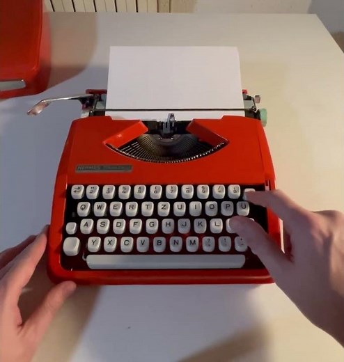 How the sound of vintage typewriter sound like