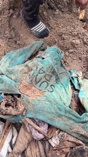 ‎محمود صابر بصل‎ on Instagram‎: "While attempting to set up a tent on a vacant plot of land, a citizen was surprised to discover two bodies buried in a random manner. According to the initial assessment, the two bodies are believed to belong to two women, and indications suggest that they had sustained injuries during the period of the war. The findings also indicate that the burial was carried out in a non-systematic manner, under the exceptional circumstances the Gaza Strip experienced at that