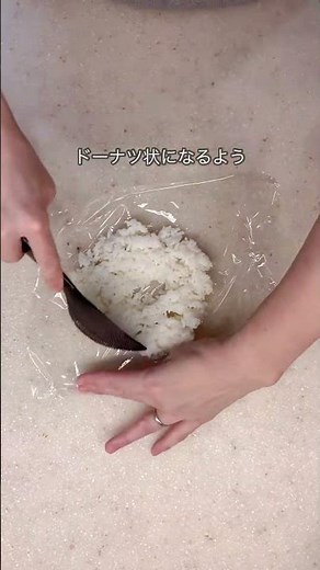 Reheat frozen rice evenly! A super life hack that saves time just by changing the shape🍙