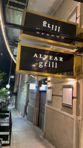 Fui a cenar Alvear Grill, en donde propone una interpretación renovada de la gastronomía local, con carnes premium a la parrilla de quebracho y espinillo. Todo esto estaba acompañado del maridaje ideal con vinos argentinos. Es una experiencia sensorial de sabores, aromas y con una presentación y atención impecable. Hoy viernes 17 se viene Fuegos Compartidos 🔥 Es una experiencia exclusiva del hotel, con un menú de autor único y es solo por esa noche! Asi que les recomiendo que vayan y disfruten 