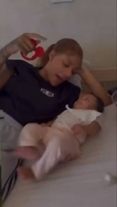 A Mini Diva toda serelepe com a mamãe Lud cantando a parte da música que ela gosta 💛🤏🏿. | Brumilla Moments